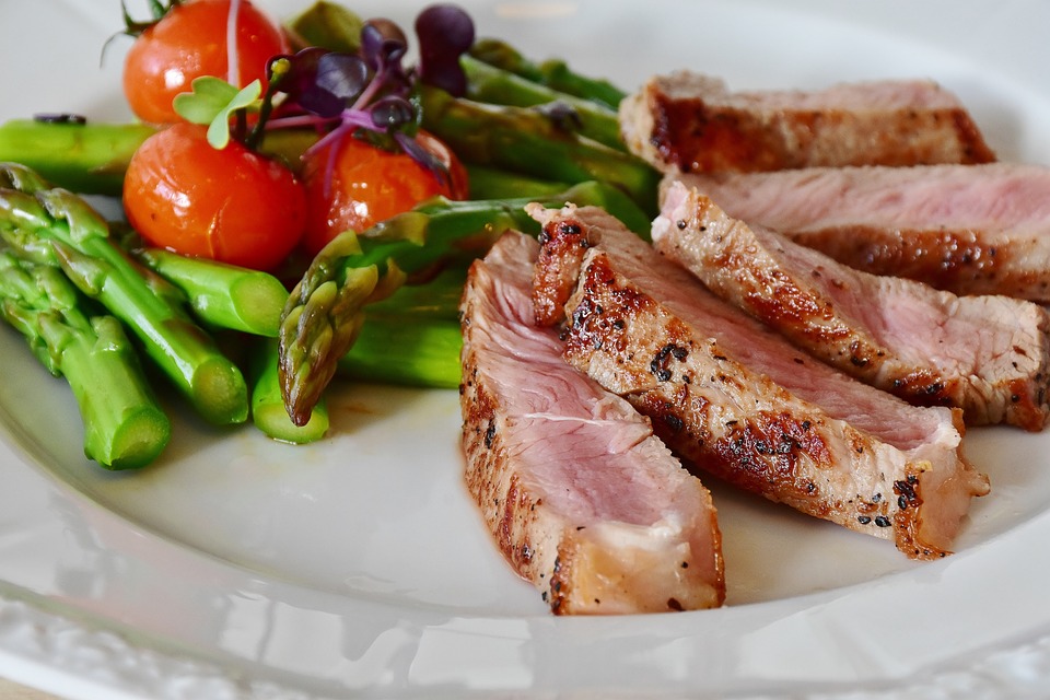 Grilled steak and asparagus meal